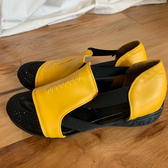 Mjs skull and crossbones slip ons. Size 8 - Picture 4 of 8